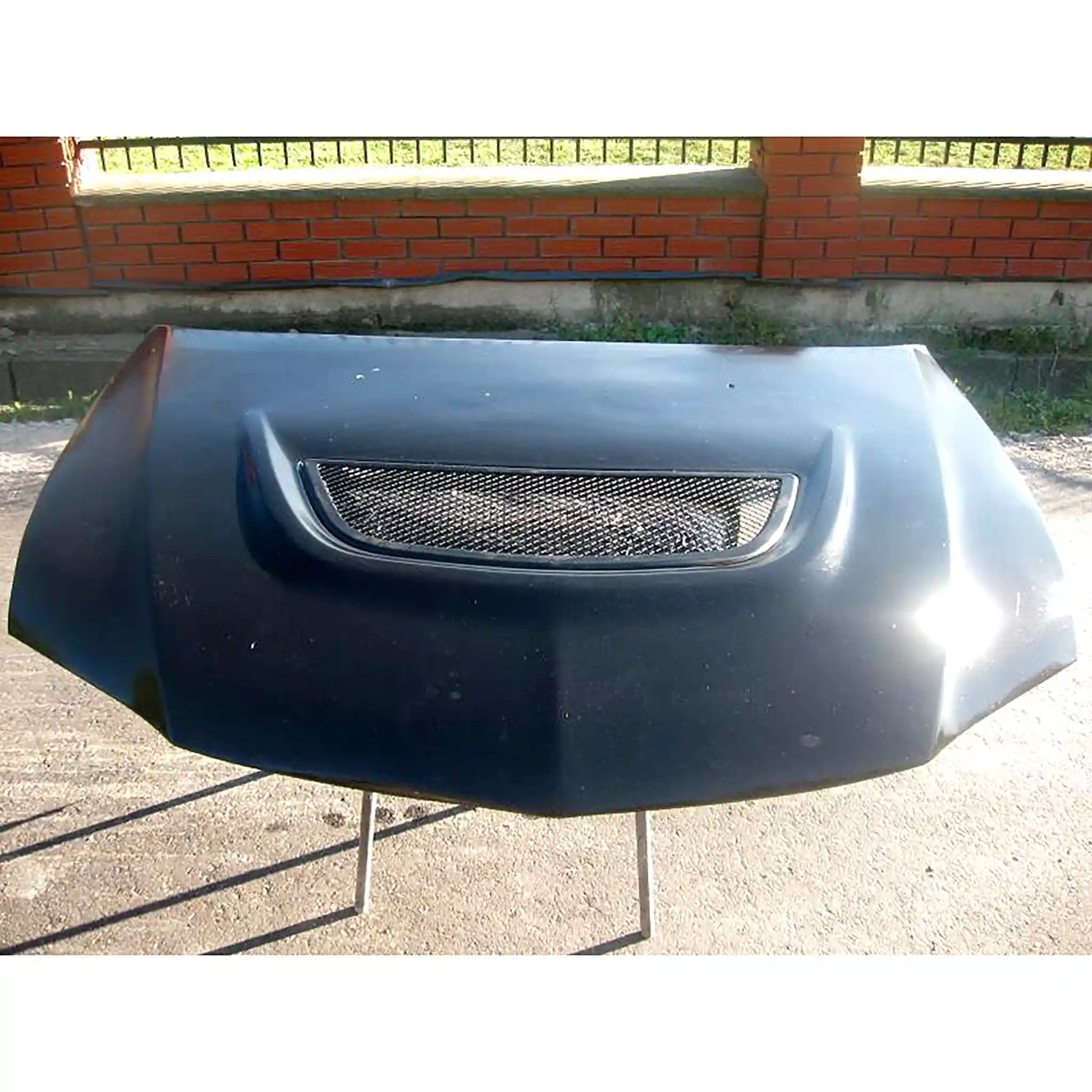 Fibreglass bonnet hood for Mitsubishi Lancer Evo 8 and 9 Ð lightweight, performance, OEM-style fit